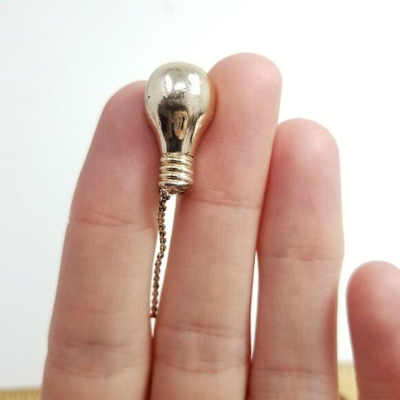Vintage Little Lightbulb Pin Brooch, SIlver Tone, Novelty jewelry Retro Estate - Picture 1 of 5